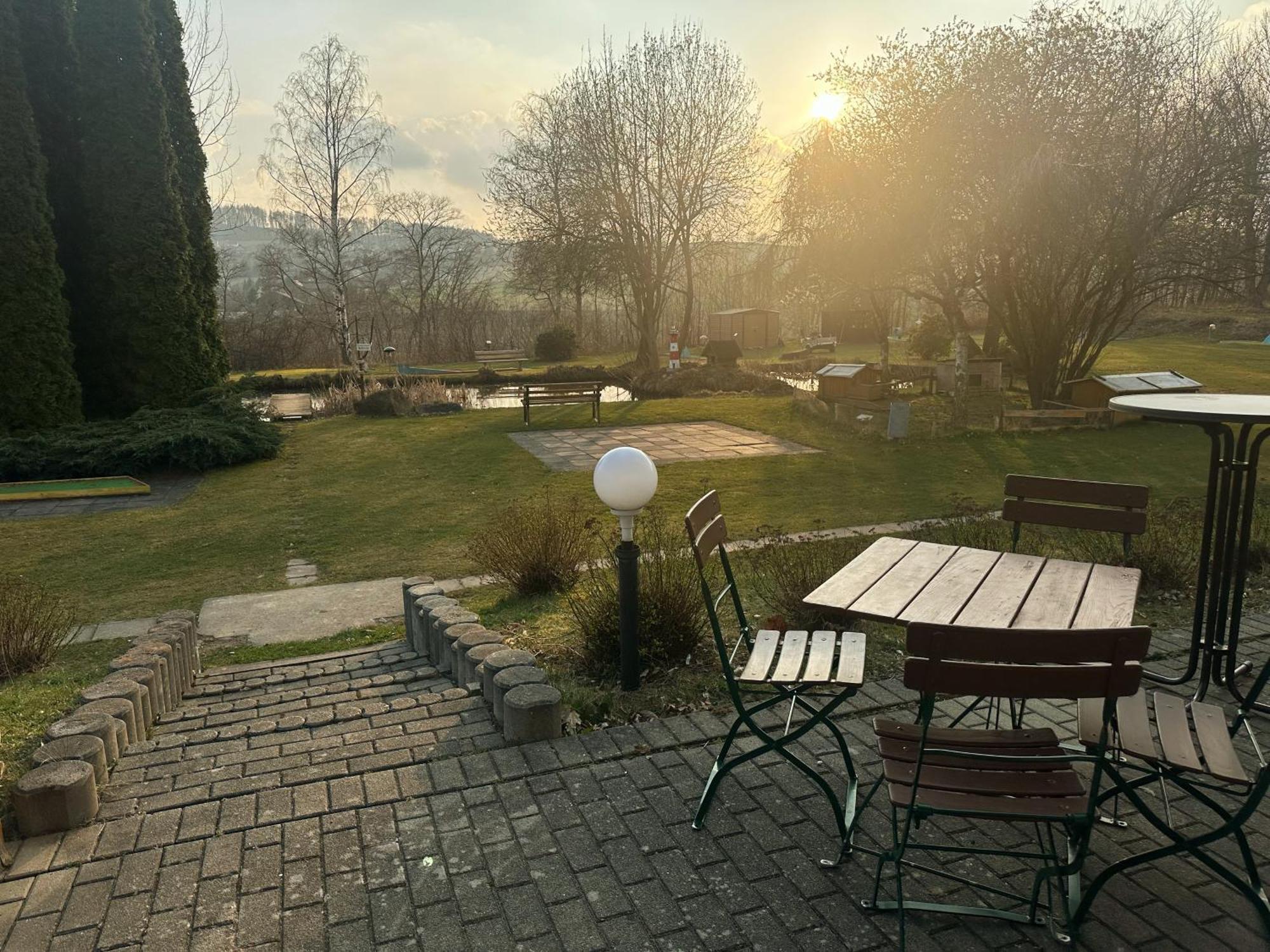 Hotel Am Laerchenberg I Fruehstueck, Wlan, Parkplatz Schirgiswalde-Kirschau Extérieur photo