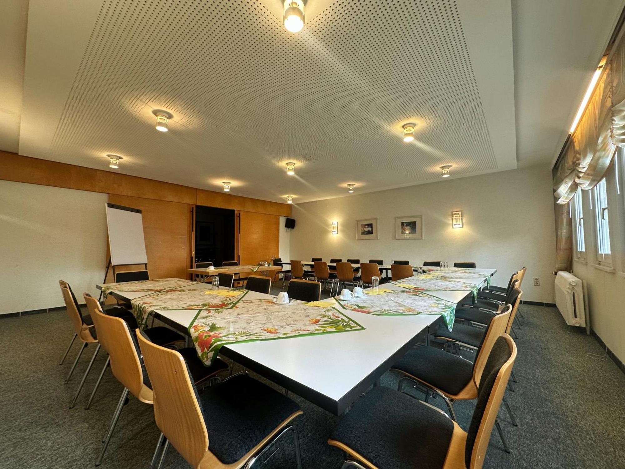 Hotel Am Laerchenberg I Fruehstueck, Wlan, Parkplatz Schirgiswalde-Kirschau Extérieur photo
