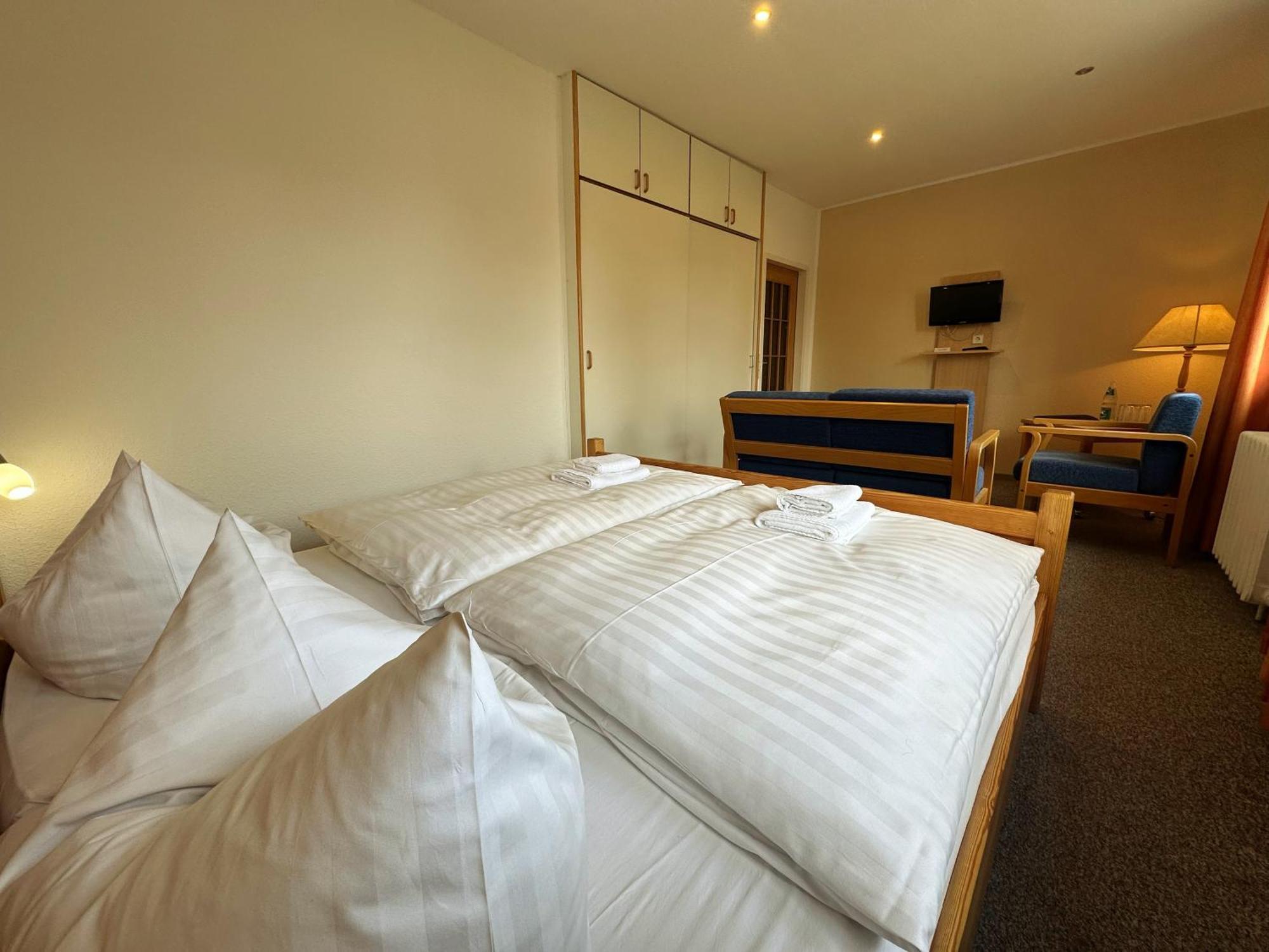 Hotel Am Laerchenberg I Fruehstueck, Wlan, Parkplatz Schirgiswalde-Kirschau Extérieur photo